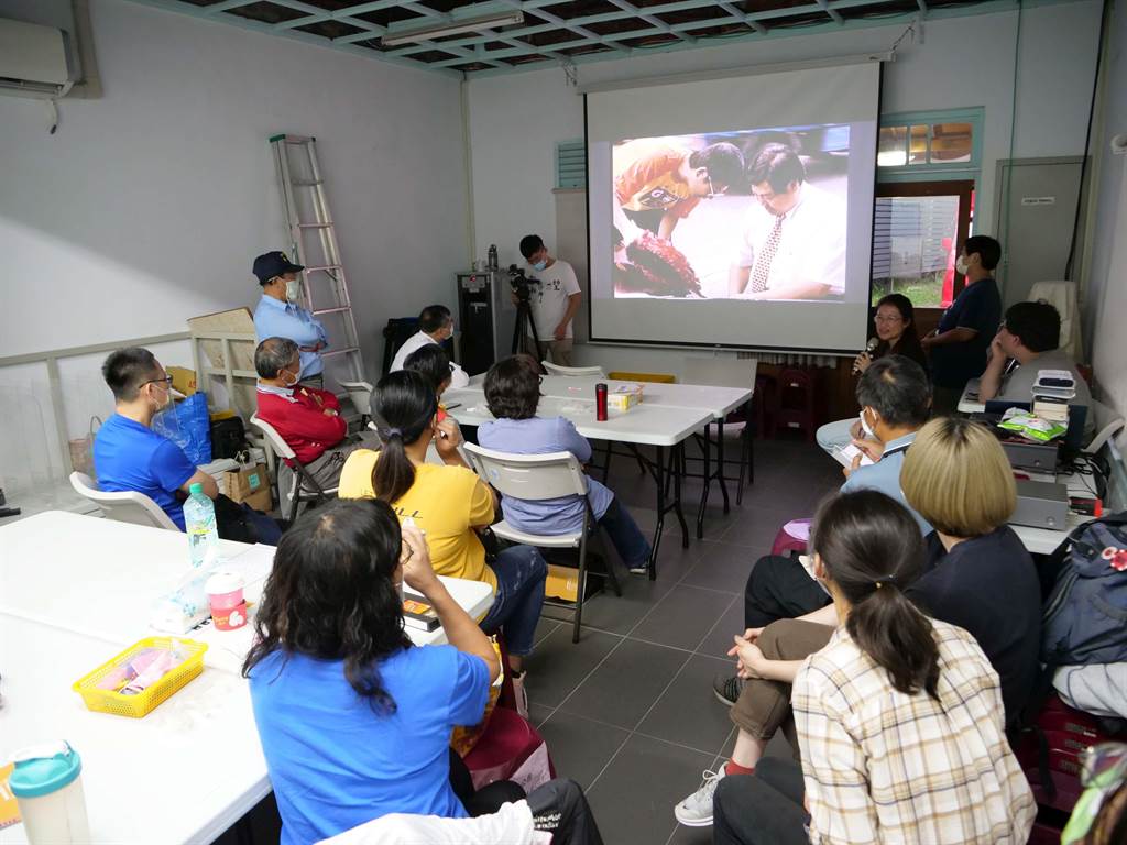 台南市文化局和台南藝術大學音像資料保存及展示中心合作「轉動的聲音2.0」計畫，辦理影像修復工作坊。（台南市文化局提供／劉秀芬台南傳真）