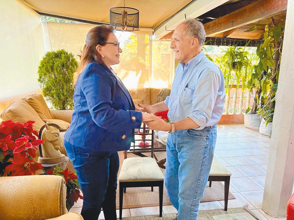 宏都拉斯執政黨「國家黨」總統候選人阿斯夫拉（右），11月30日當面向在野黨「自由重建黨」候選人卡蕬楚（左）承認敗選，並握手祝賀對方當選總統。（路透）