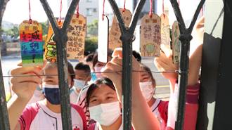 台南新泰國小學生倡減塑環保 製作祈願牆