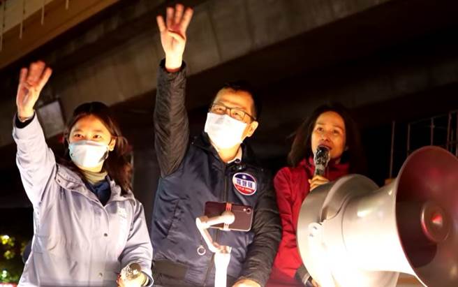 罗智强、高金素梅、游淑慧在台北街头进行公投宣讲。(取自高金素梅脸书影片)