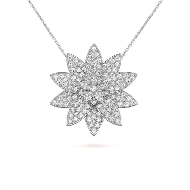 梵克雅宝Lotus莲花炼坠，中型款，约238万元。（Van Cleef &amp; Arpels提供）