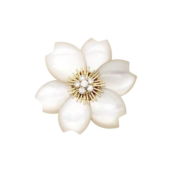 梵克雅宝圣诞玫瑰Rose de Noel胸针，中型款，约51万元。（Van Cleef &amp; Arpels提供）