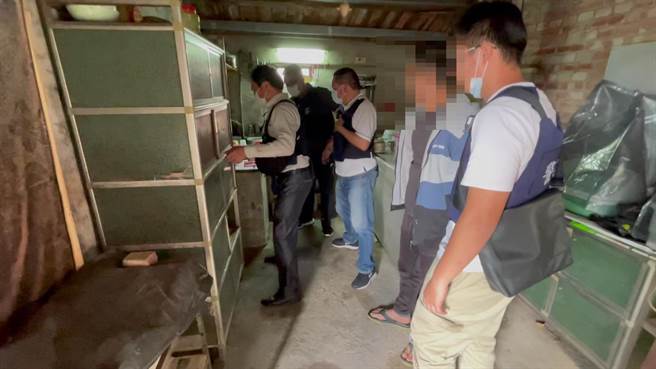 警方攻坚将洪嫌逮捕。（翻摄照片／李京升苗栗传真）