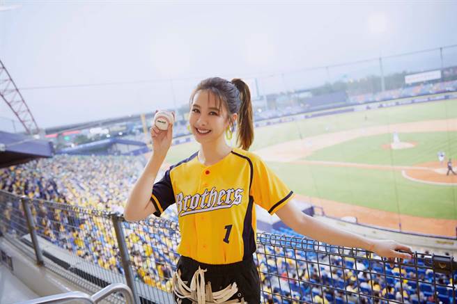 安心亚今年3月帮中信兄弟开球，预祝能夺冠，果然美梦成真，昨1日中信兄弟以4连胜完封统一狮。（图／FB@安心亚）