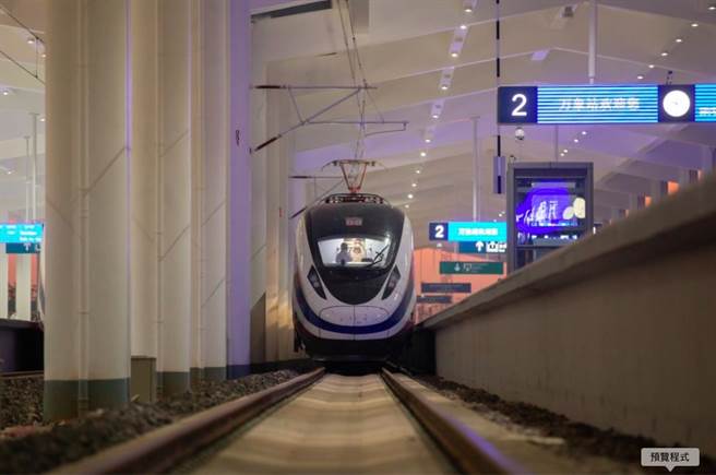 11月21日，在寮国首都万象，「澜沧号」动车组停靠在中寮铁路万象站。（新华社）