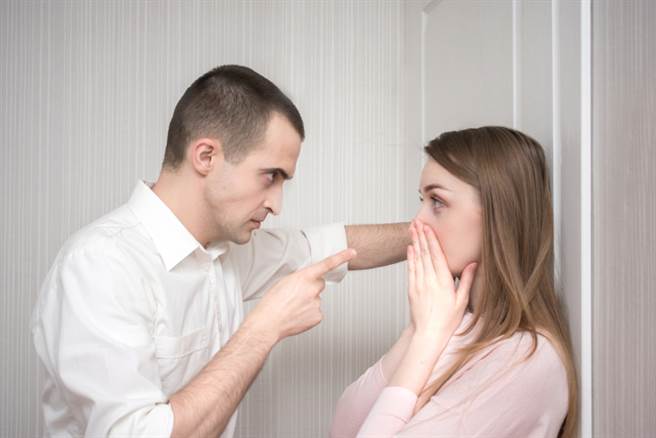 多數遭不雅照威脅的受害者，因擔心求助無門反讓事情惡化，遲遲不敢發聲求救。勵馨基金會認為，應重視並設立「性私密影像侵害防制」專法，才可有效遏止類似事件不再發生。（示意圖/達志影像）