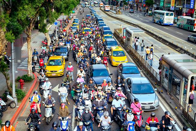 台灣超多馬路三寶，如果每5年就要考1次駕照，不知道能否會改善交通。（圖／shutterstock）