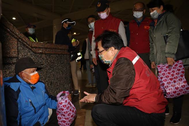 新北市副市长刘和然于1日夜间与社会局、警消、板桥区公所及志工，前往板桥车站及周边街友易聚集处关怀。（叶书宏摄）