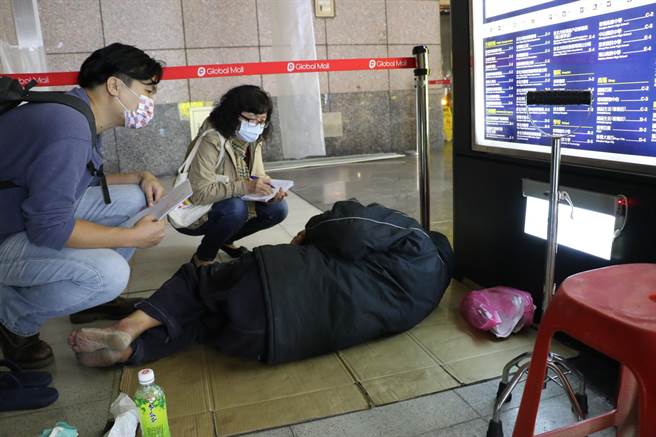 社会局副局长许秀能（中）和外展中心主任张哲荣（左）力劝阿义入住中途之家，阿义终于同意。（叶书宏摄）