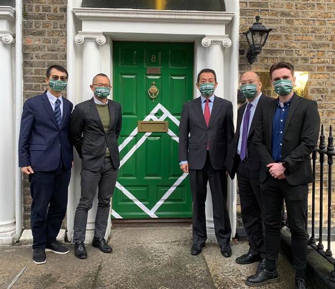 爱尔兰参议院无异议通过挺台决议，图为驻爱尔兰代表杨子葆（中）。（取自驻爱尔兰代表处）