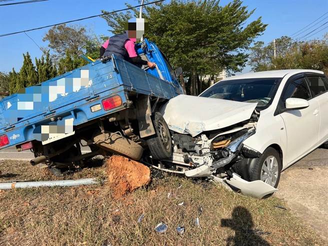 金门县文化局后方路段今天发生自小客车与小货车相撞事故，小客车的车头几乎全毁，所幸2名驾驶均未受伤，肇事原因由警方调查处理中。（警方提供）