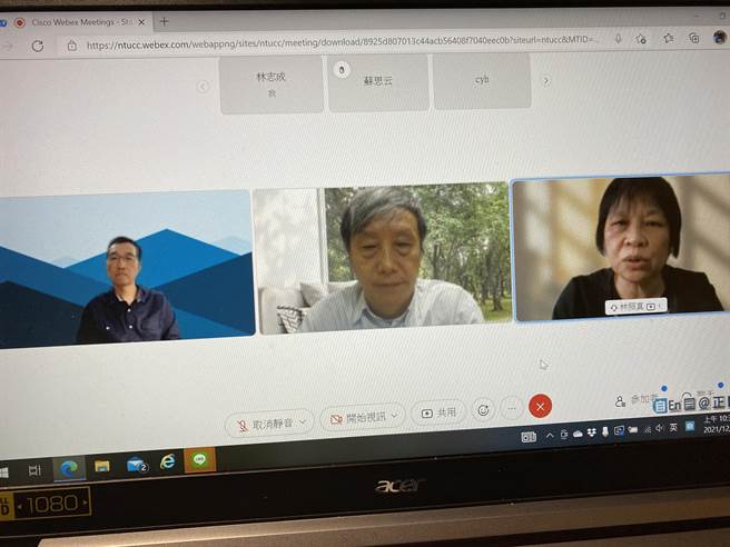 新聞學者林照真（右）、馮建三（中）及陳炳宏（左）今天召開線上記者會，呼籲國內媒體團結起來加上政府介入，向Google及Facebook拿回屬於自己的新聞廣告收入。 （林志成攝）