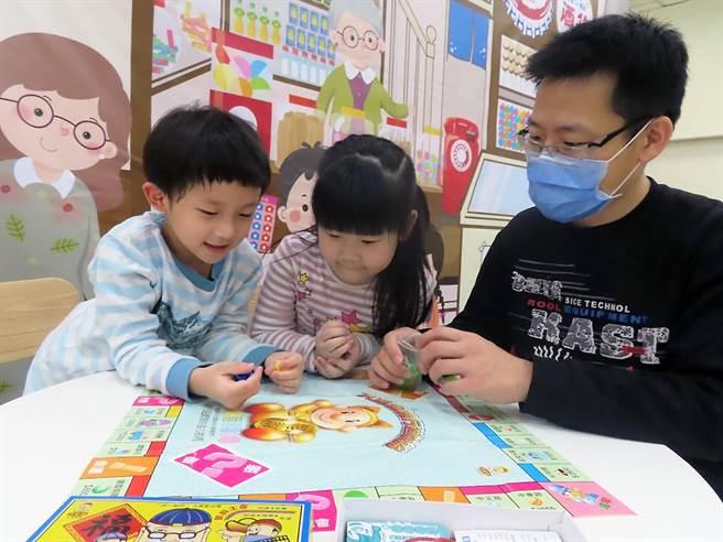 泰山图书馆举办「台湾老桌游」特展（戴上容摄）