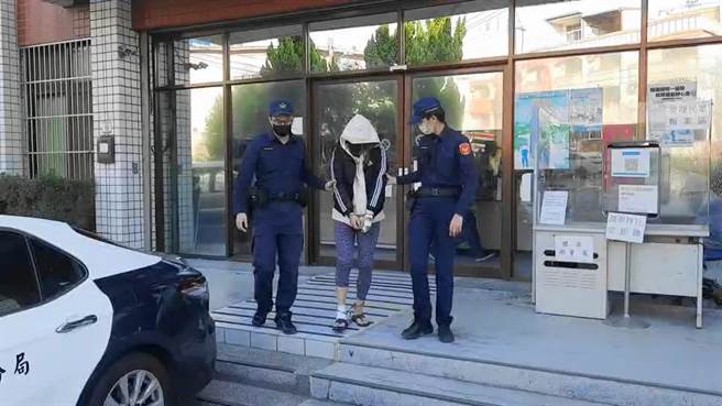 33歲吳女與丈夫均因毒品案遭通緝，1日晚間乘坐友人駕駛的自小客車闖紅燈，遭警方捕歸案。（民眾提供／王文吉台中傳真）