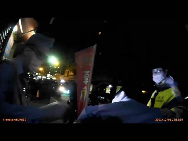 41歲温男因毒品案遭通緝，1日晚間乘坐友人駕駛的自小客車闖紅燈，遭警方捕歸案。（民眾提供／王文吉台中傳真）