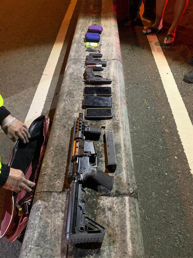 警方於車上起獲長槍1把、短槍1把、空氣槍1把、改造子彈3發、海洛因5包、安非他命10包等贓物。（民眾提供／王文吉台中傳真）