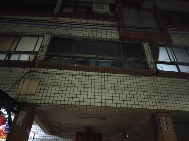 民宅深夜玻璃突被砸碎，巨大声响吓坏邻居。（翻摄照片／洪靖宜高雄传真）