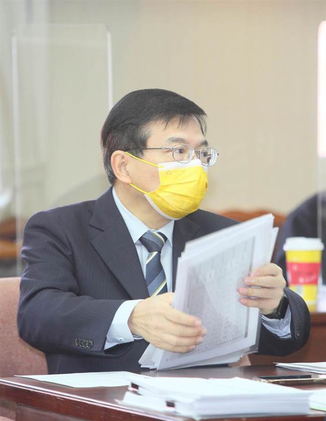 台鐵日前才發生宜蘭線錨邊坡改善工程的斷裂鋼軌樁砸中行駛中的太魯閣列車，交通部長王國材（如圖）2日表示，台鐵工務處長跟宜蘭工務段段長，將後續處理完之後，1周內會有調職處分。（張鎧乙攝）