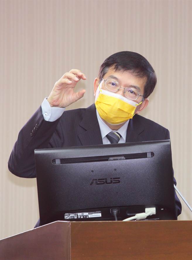 交通部長王國材今首度表態，樂見中華電信在有盈餘的情況下，加入中華職棒。（張鎧乙攝）