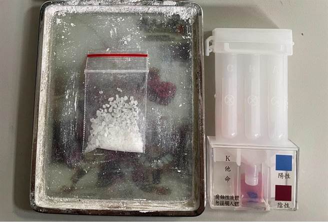 高雄26歲黃姓男子1日凌晨將車輛違停於六合路、和平一路口紅線上，警方上前盤查時，聞到車內散發出一股濃濃塑膠味，員警在車內搜出第三級毒品K他命，警方立即將黃男逮捕，並依毒品危害防制條例函送偵辦。（翻攝畫面／洪浩軒高雄傳真）