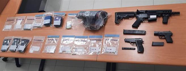 警方從車內起獲長槍1把、短槍1把、空氣槍1把、改造子彈3發、海洛因5包、安非他命10包等證物。（民眾提供／王文吉台中傳真）
