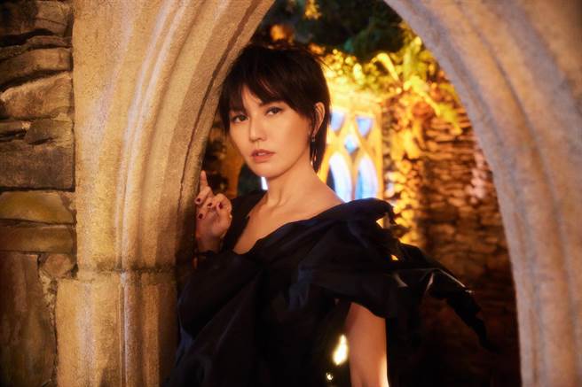 孫燕姿推出輕快搖滾曲風的新歌〈世界終結前一天〉。（環球音樂提供）