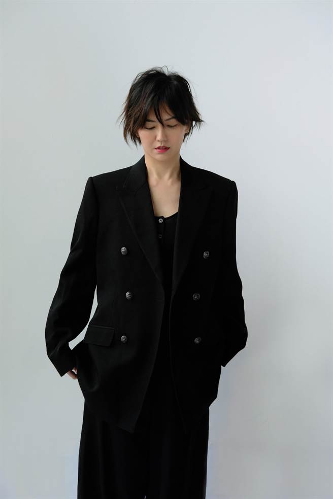 孫燕姿推出輕快搖滾曲風的新歌〈世界終結前一天〉。（環球音樂提供）