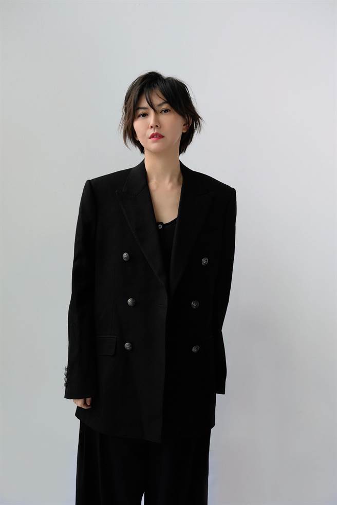 孫燕姿推出輕快搖滾曲風的新歌〈世界終結前一天〉。（環球音樂提供）