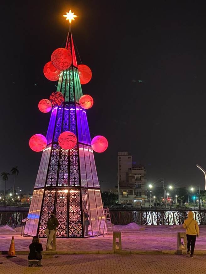 河乐广场耶诞树1日已初步完成，2日晚间完工试灯，5日将正式点灯。（台南市观旅局提供／程炳璋台南传真）