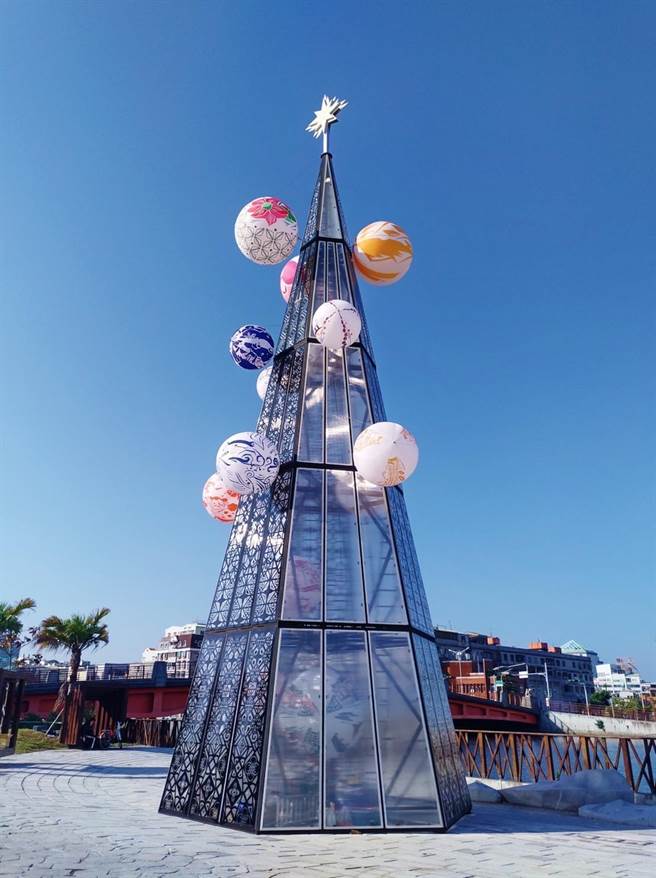 河乐广场耶诞树日间初步完工外貌。（台南市观旅局提供／程炳璋台南传真）