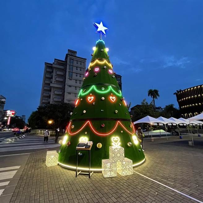 新营文化中心的耶诞树日前先试灯，4日率先启用点灯。（台南市观旅局提供／程炳璋台南传真）