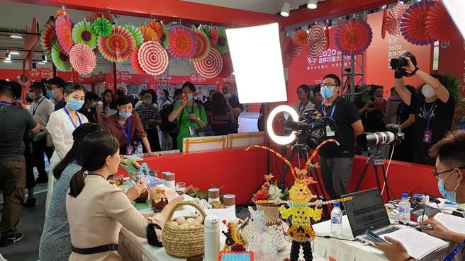 大陸制訂「帶貨主播」國家職業標準，明確要求「嚴控質量」。（藍孝威攝）