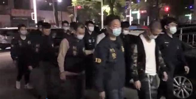 高雄左营警方2日2凌晨2时许发生车祸与砸车事件，警方在案发后找来涉案人厘清案情。（翻摄照片／林瑞益高雄传真）