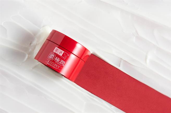 「肌研極潤抗皺緊實多效凝露」嚴選日本厚生省核准有效抗皺美白成分「菸鹼醯胺」。（肌研提供）