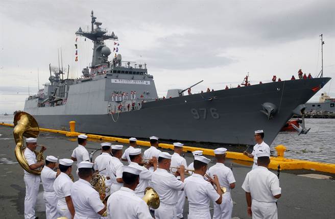 南韩海军成立第七海上任务分遣队，是其首个能执行远洋任务的单位；任务内容涵盖海上交通线维护、参与多国安全行动。图为南韩海军文武大王舰访问马尼拉。(图/美联社)