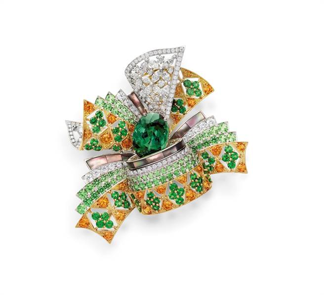 Mikimoto以日本传统礼服一件件迭穿的特色为灵感打造「十二单衣」造型夏之胸针，277万元。（MIKIMOTO提供）