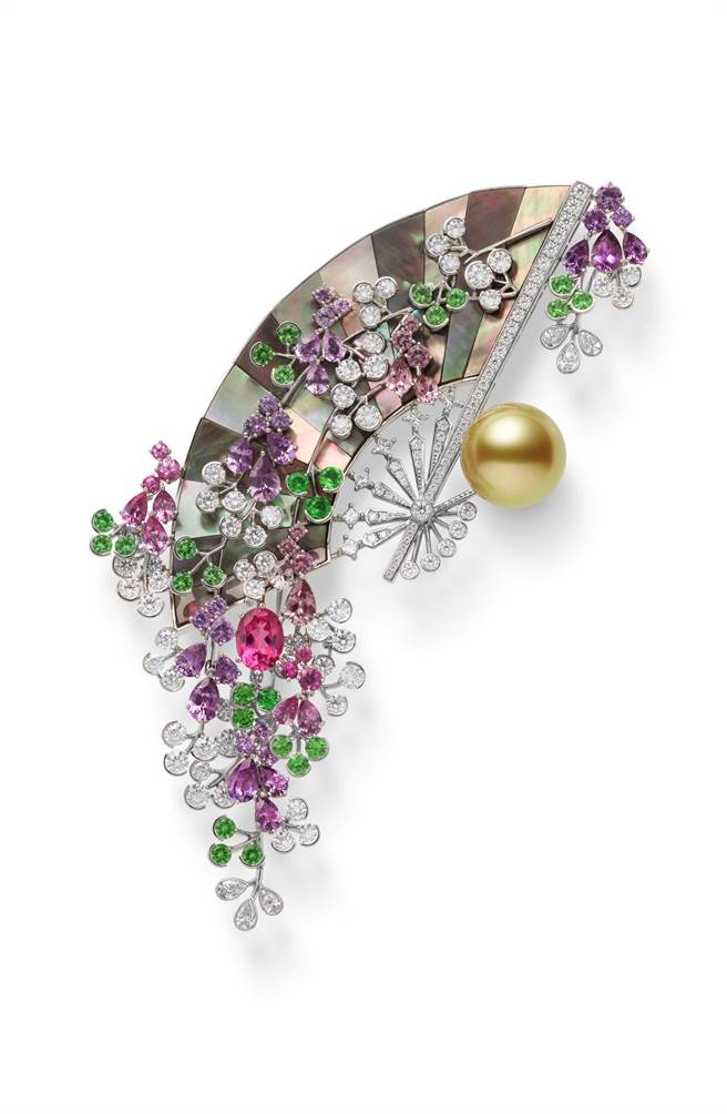 MIKIMOTO秋夜花卉折扇造型胸针，扇子、皓月与胡枝子演绎秋夜澄凈诗意之美，369万元。（MIKIMOTO提供）