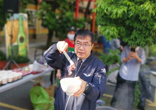 台南牛肉文化节11日登场，提供千份牛肉汤，捐出两张当月份统一发票就能免费兑换试吃。(刘秀芬摄)