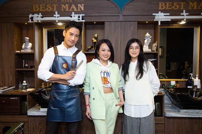 戴爱玲日前拍摄新单曲〈我不委屈？〉MV。（华纳提供）