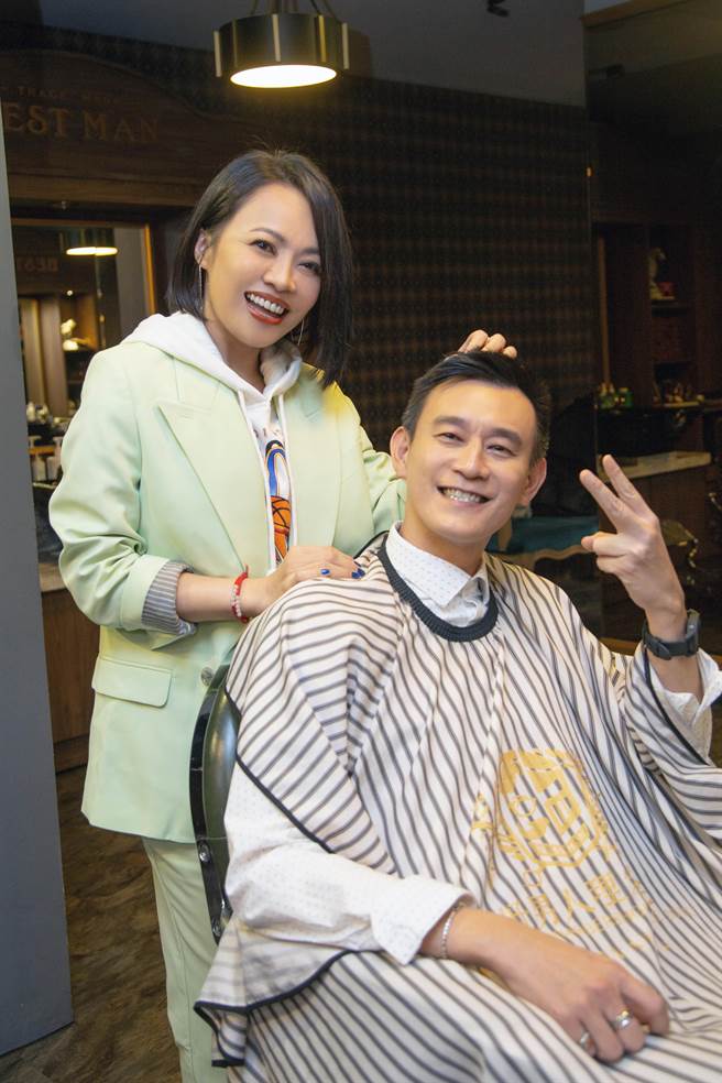 戴爱玲日前拍摄新单曲〈我不委屈？〉MV。（华纳提供）