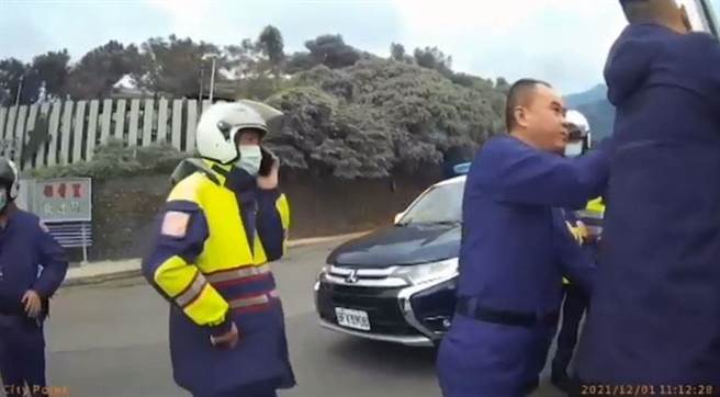 设局追讨赌债200万 男遭押上阳明山绕行1小时获救。（影片截图）
