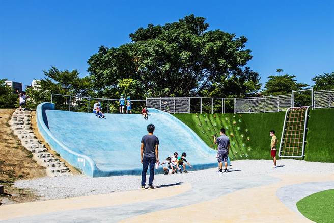 AI園區公園的大碗公滑梯，縣府產發處指從未接獲民眾反映發生濺血事件。（羅浚濱攝）