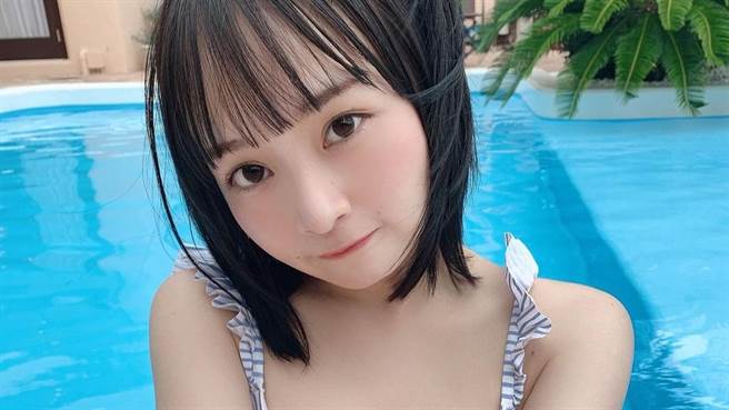 大嶋みく近日在IG上曬出火辣的居家照，令網友大噴鼻血。（圖／IG@oshima_miku）