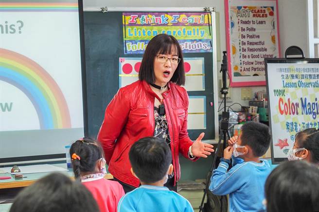 北埔国小校长王映之在艺术课中首次用双语授课。（罗浚滨摄）