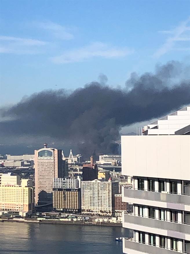 「日立物流西日本」公司仓库11月29日发生大火，火势延烧3天到今天上午仍未扑灭。 (图/路透社) 