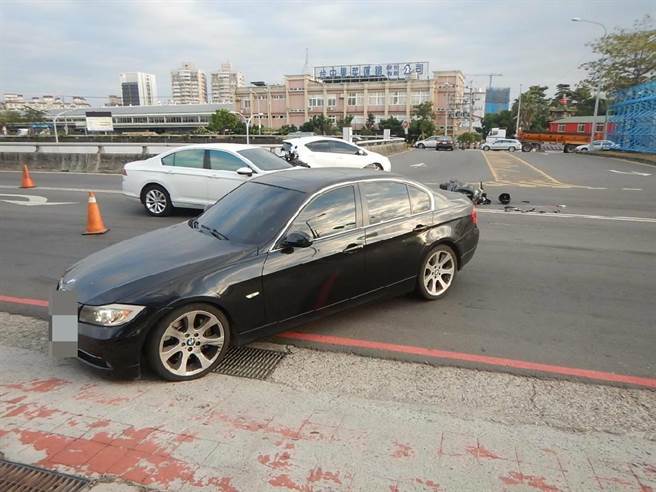 台中市警察局第六分局1名员警执勤行经西屯区环中路1段时，与违规自小客车发生碰撞导致重伤抢救回天乏术。（民眾提供／卢金足台中传真）