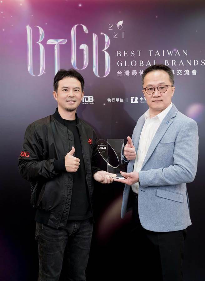 （华硕致力打造无与伦比的体验，品牌价值稳踞业界领导地位。图左起为华硕设计长杨明晋、华硕电竞装备与配件事业部总经理黄彦超。图／华硕提供）
