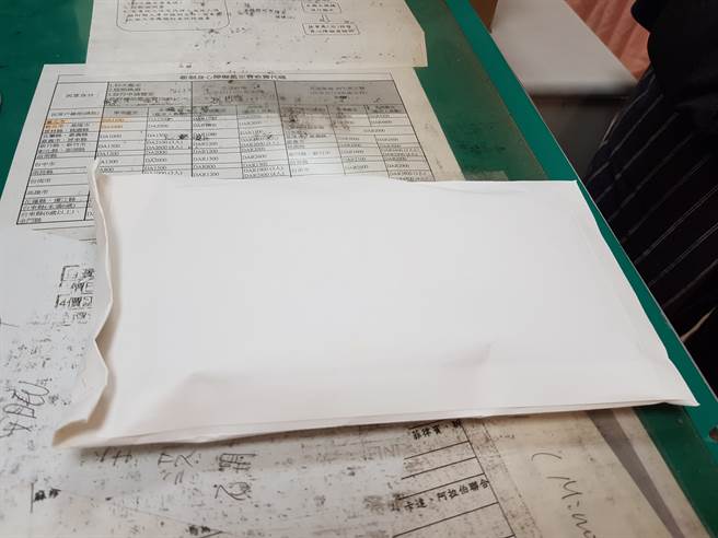 婦人捧百張千鈔入診間，讓醫師當場嚇歪。（圖／翻攝自蘇一峰臉書）