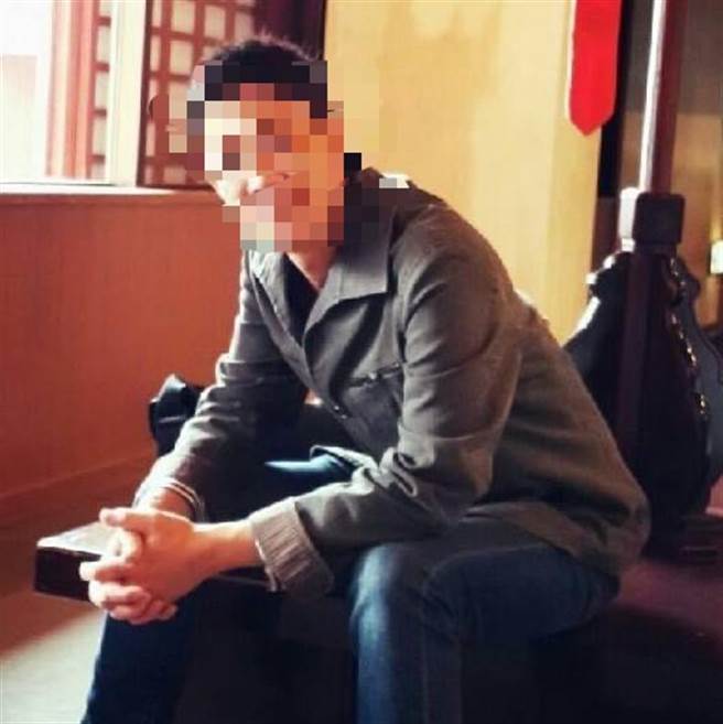 执勤中不幸遭违规驾驶碰撞身亡的韩姓员警，留下妻子与一对四岁双胞胎女儿，同事衔悲协助处理后续事宜。（摘自脸书／卢金足台中传真）  