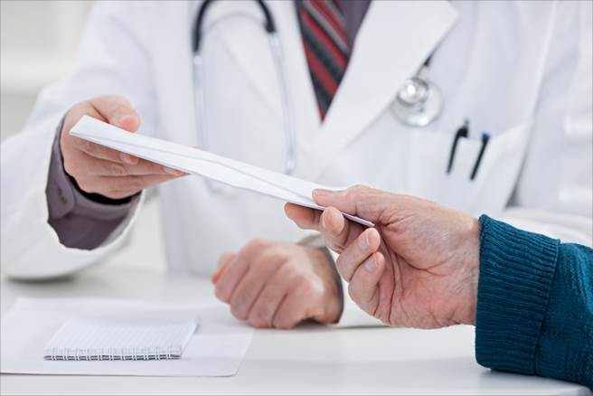 婦人拿百張千鈔入診間，醫師一看驚喊「不能收」。（圖／shutterstock）